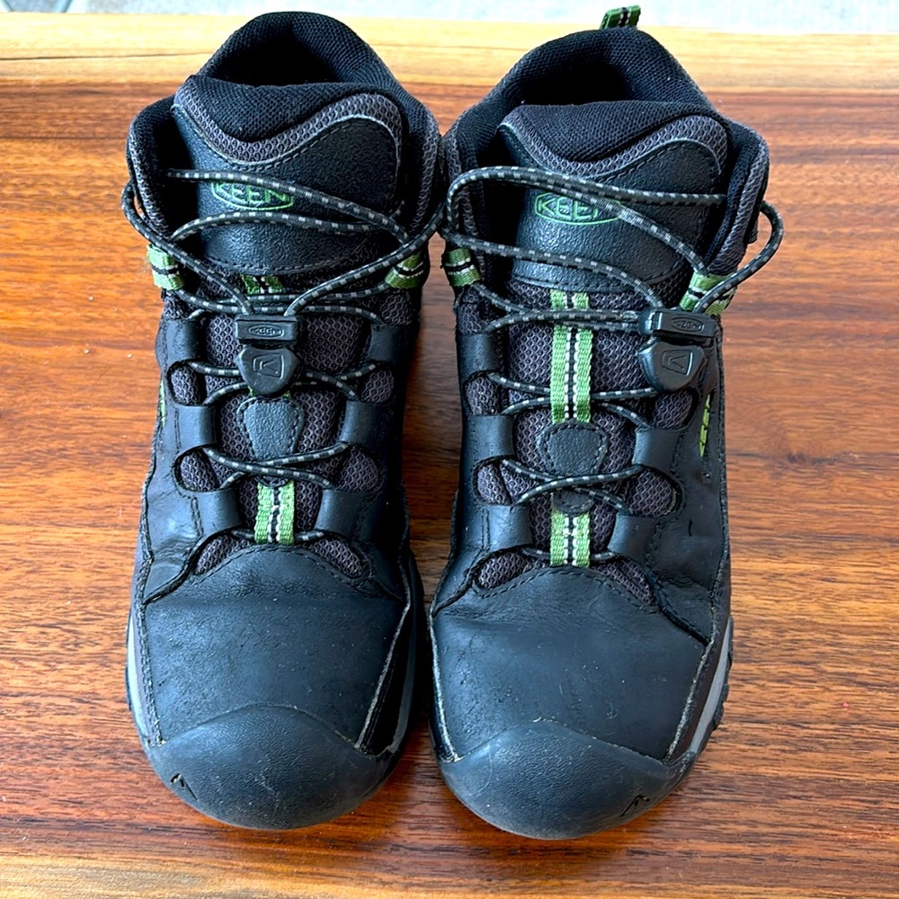 Keen youth hikers